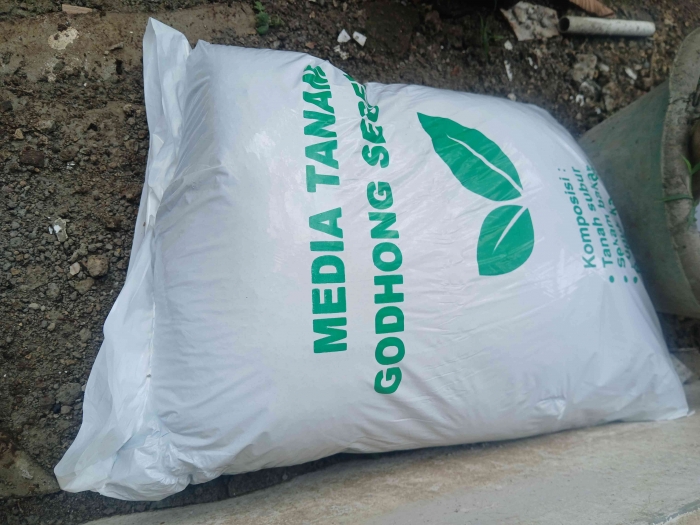 Beli pupuk shpaya tanaman subur/dokpri