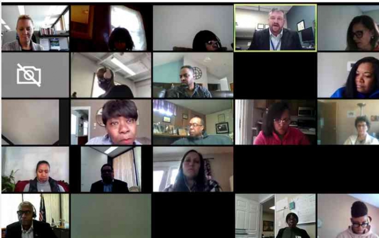 Gambar orang sedang melakukan zoom meeting. Sumber (Google)
googletag.cmd.push(function() { googletag.display('div-gpt-ad-712092287234656005-412');});