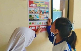 Siswa SDN Barusari 01 tampak memperhatikan isi poster (16/10/2025)