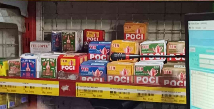 Aneka merek teh lokal yang bisa ditemukan di Madiun (Dokumentasi pribadi: Isti Yogiswandani )