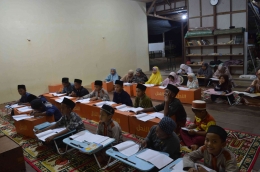 Suasana kajian kitab Tijan Darari bersama para santri di LPQ An-Nahl