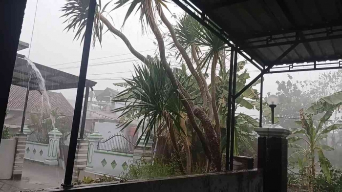Hujan angin di Madiun Selatan