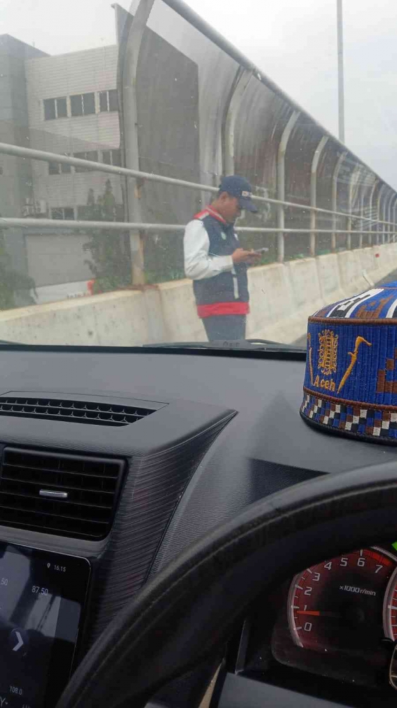 Petugs tol becakayu datanh/dokpri