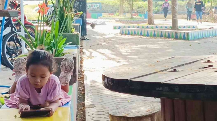 Target bidikan dengan latar belakang lapangan dan orang yang sedang berolahraga (Dokumentasi pribadi: Isti Yogiswandani)