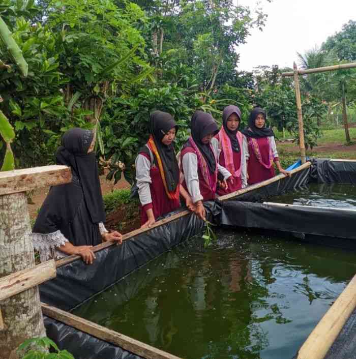 Para santriwati juga belajar budidaya ikan lele (dok foto: Gregorius Nafanu)
