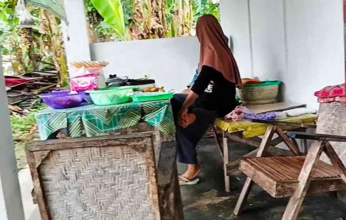 Mak Tun, penjual pecel lodeh (Dokumentasi pribadi: Isti Yogiswandani)