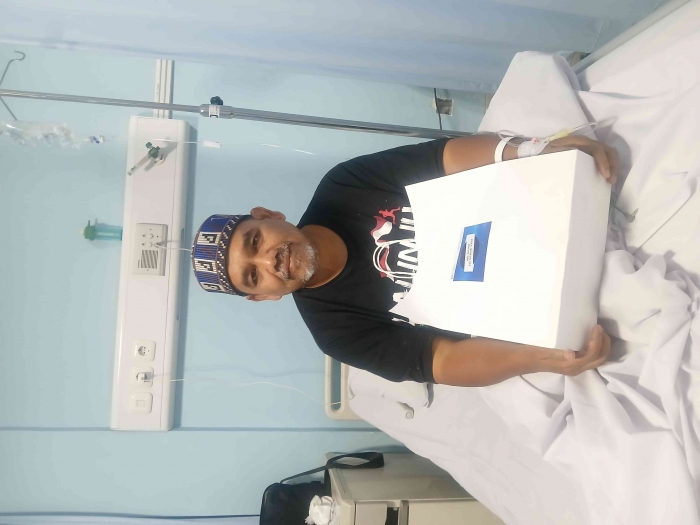 Omjay mendapat gift dari humas rs harum jakarta/dokpri