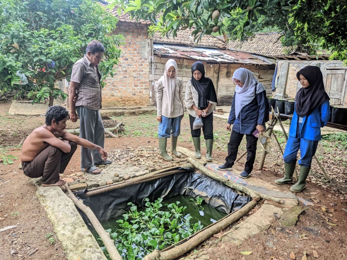 Lamut monitoring kolam ikan lele usai training (dok foto: Gregorous Nafanu)