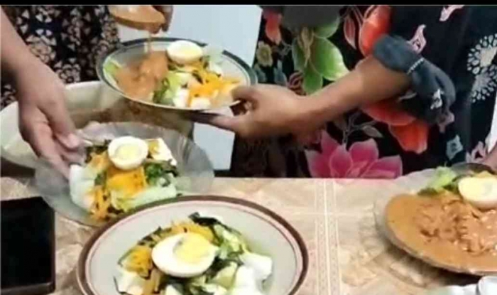 Mempersiapkan hidangan untuk tamu(Dokumentasi pribadi: Gurdani Yogisutanti)