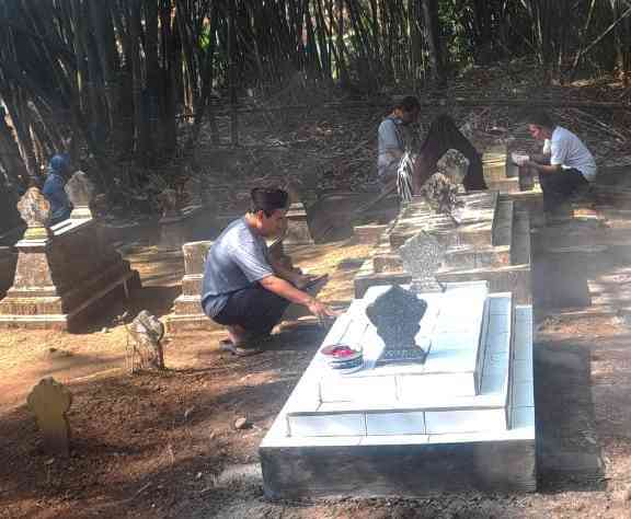 Ziarah ke makam orang tua(Dokumentasi pribadi: Isti Yogiswandani)