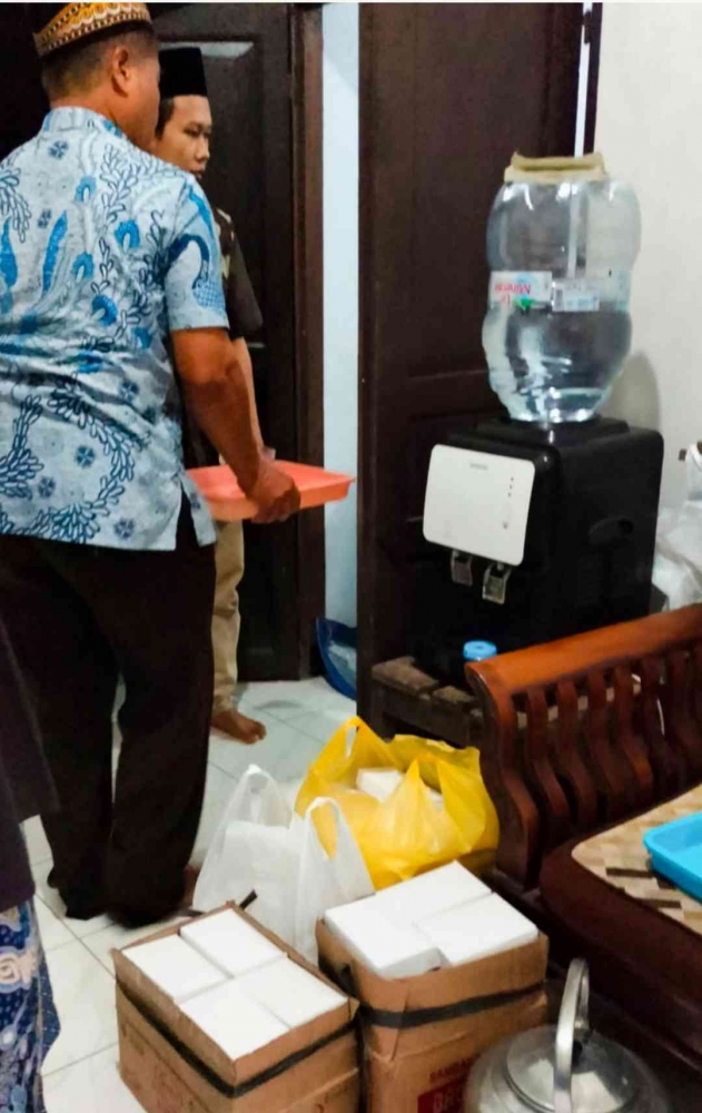 Mempersiapkan hidangan untuk tamu yang membaca Yasin dan tahlil (Dokumentasi pribadi: Isti Yogiswandani)