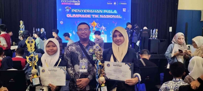 Para juara otn dan guru pendamping Juara 1 gambar digital a.n Kaneira Defanda MTsN Surakarta 1Juara 2 Presentasi Canva a.n Avika Salviana Putri dri MT