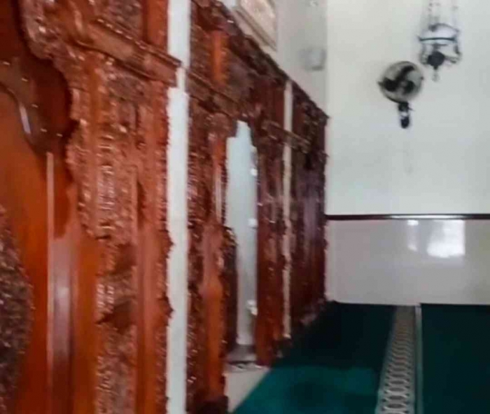 Interior masjid dengan lampu antik dan dinding kayu berukir terasa klasik dan berkelas(Dokumentasi pribadi: Isti Yogiswandani)