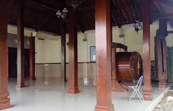 Bedug, kentongan dan pilar atau Soko guru yang kokoh(Dokumentasi pribadi: Isti Yogiswandani)