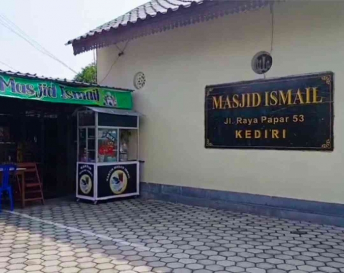 Halaman masjid yang lapang untuk parkir(Dokumentasi pribadi: Isti Yogiswandani)