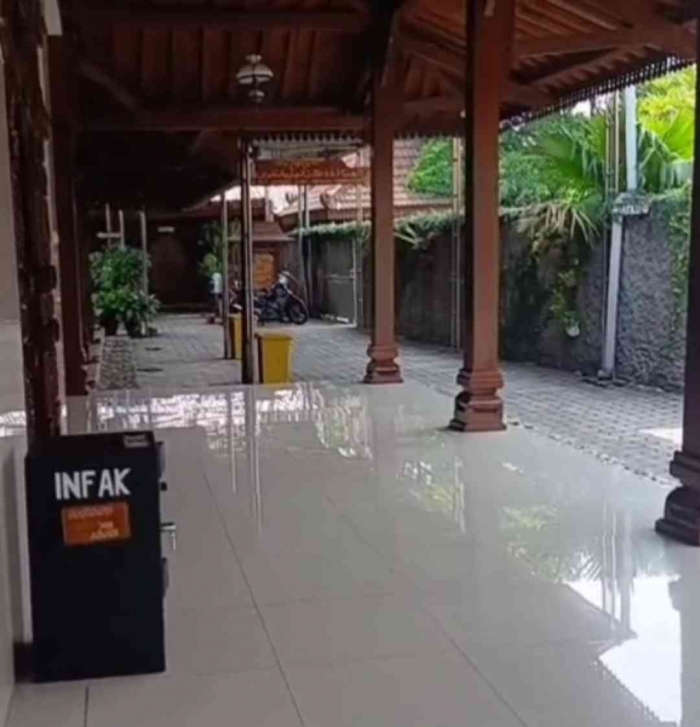 Beranda Masjid Ismail, Papar Kediri(Dokumentasi pribadi: Isti Yogiswandani)