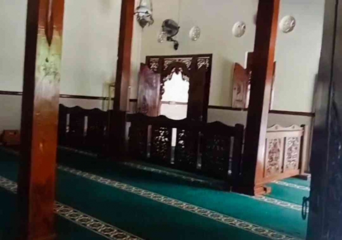 Tempat salat wanita dengan partisi jati berukir(Dokumentasi pribadi: Isti Yogiswandani (