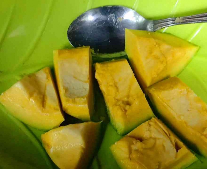Mengonsumsi alpukat dengan dimakan begitu saja (Dokumentasi pribadi: Isti Yogiswandani)