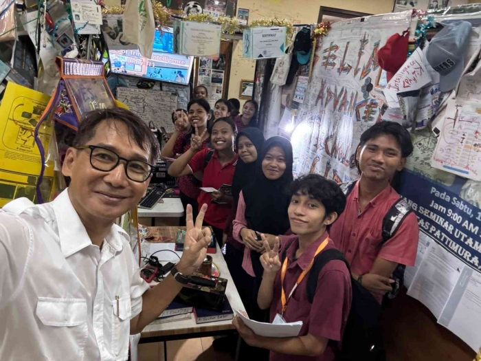 (EAT Lab photo's document) The happiness expression of physics freshmen in Elim Advanced Technology Lab, CAP.