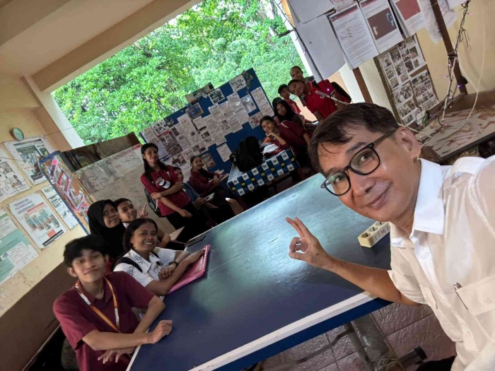 (Selfie photo) Students room in front of CAP, Physics department, Faculty of science and Technology (FST).