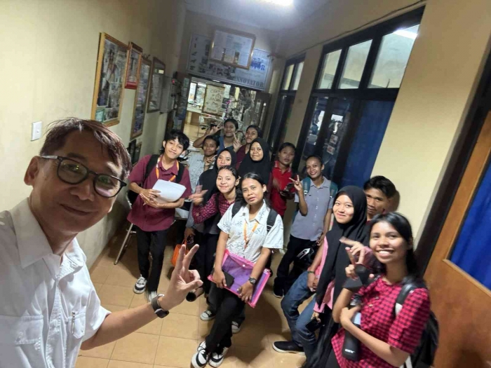 (CAP document photo) There were 13 freshmen attending this welcome laboratory after lecture of Basic Physics 1.