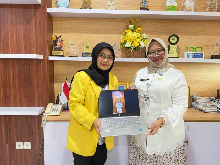 Penyerahan Karya dengan Kepala Bidang Sumber Daya Kesehatan Dinas Kesehatan Provinsi Jawa Tengah Ibu Riptieni Tri Lutiarsi, SKM., M.Kes.