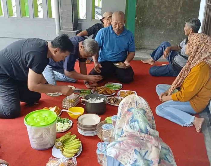 Nikmat nya makan siang bersama (Dokumentasi pribadi: Isti Yogiswandani)