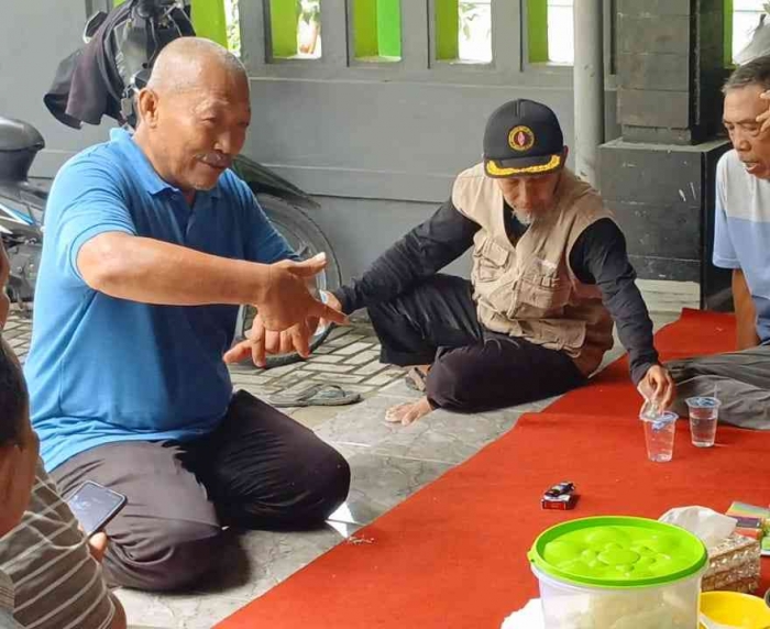 Pak Ikhsanudin sedang memperagakan cara memfillet ikan (Dokumentasi pribadi: Isti Yogiswandani)