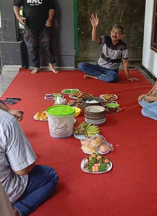 Ngobrol dulu sambil menunggu yang lain cuci tangan dan membersihkan diri (Dokumentasi pribadi: Isti Yogiswandani)