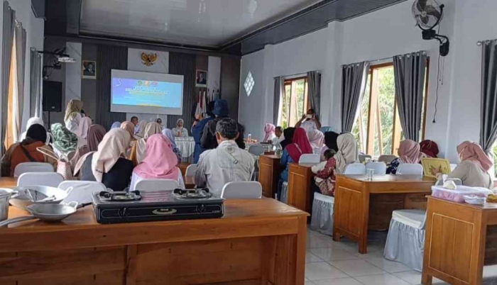 Pelatihan Pelatihan Inovasi Olahan Tomat kerjasama IKA UNS Madiun Raya dan Pemdes Desa Kare (Dokpri: Isti Yogiswandani)