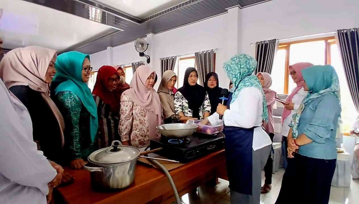 Mbak Nana sedang memberikan tips memasak Torakur (Dokumentasi pribadi: Isti Yogiswandani)