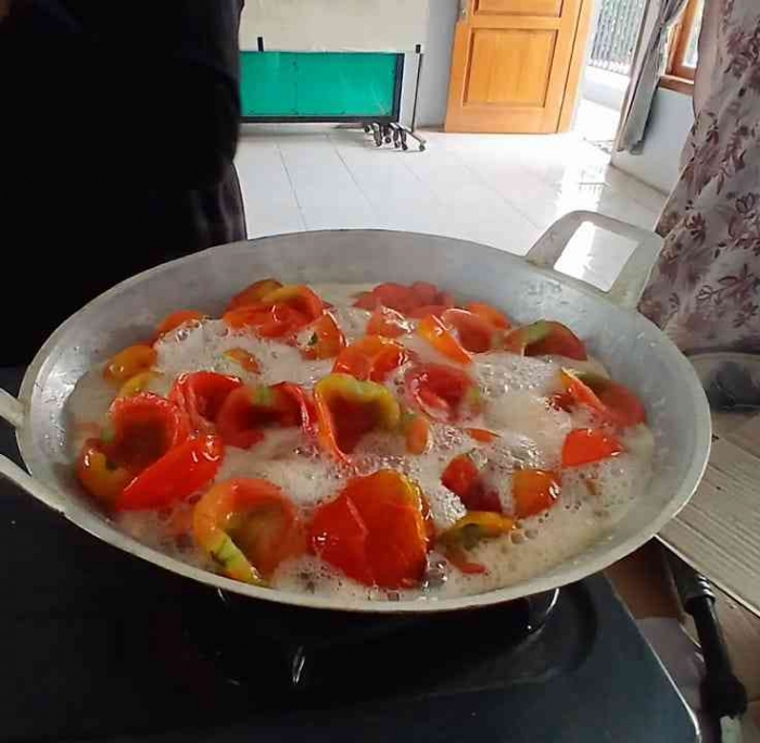 Tomat yang dimasak, airnya mulai keluar, bisa didiamkan sampai agak kering baru diaduk lagi(Dokumentasi pribadi: Isti Yogiswandani)