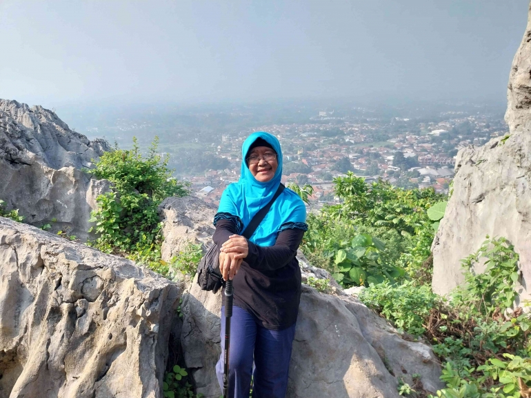 Bukit Roti Maria Puncak Bukit Roti: Pendakian Santai, Anjing Setia, dan Monyet Meriah ...