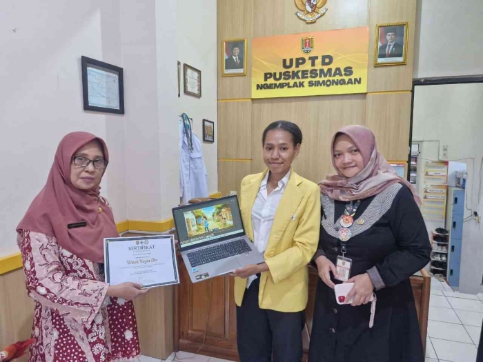 foto pemberian sertifikat atas kontribus dalam pembuatan video animasi edukasi TB