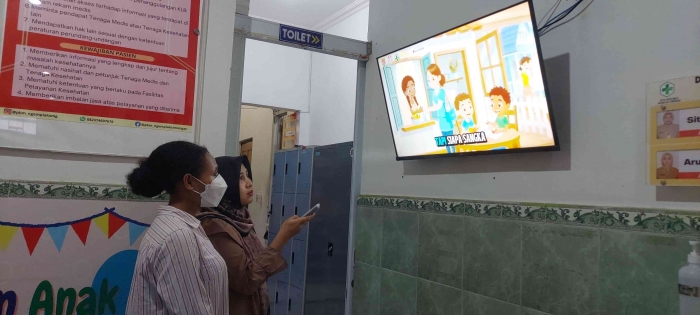 foto penayangan video animasi edukasi TB di ruang tunggu Puskesmas Ngemplak Simongan