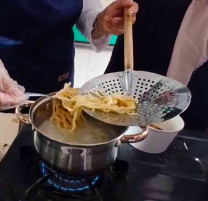 Mie direbus sampai lunak dan dimasukkan dalam mangkok berisi bumbu(Dokumentasi pribadi: Isti Yogiswandani)