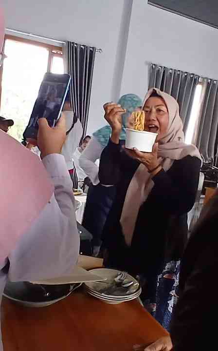 Bu Lurah sedang menikmati mie Tomat ala mie gacoan (dokumentasi pribadi: Isti Yogiswandani)