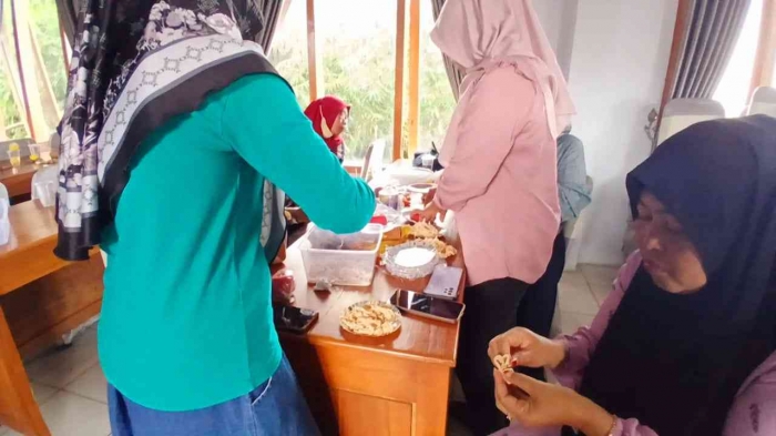 Membentuk mie gacoan untuk dibuat camilan (Dokumentasi pribadi: Isti Yogiswandani)