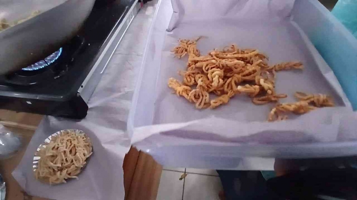 Mie Tomat yang sudah digoreng, kemudian dicampur dengan saus tomat dan siap disantap menjadi camilan (Dokumentasi pribadi: Isti Yogiswandani)