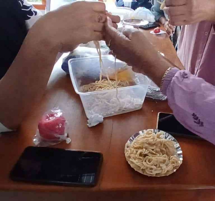 Membentuk mie Tomat untuk camilan (Dokumentasi pribadi: Isti Yogiswandani)