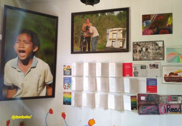 Koleksi Poster Foto Ikal Saat Kehilangan Lintang di Salah Satu Ruang Khusus Ikal di Museum Kata Andrea Hirata di Belitung | @kaekaha!