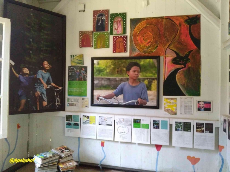 Koleksi Poster Foto Lintang dengan Sepedanya di Salah Satu Ruang Khusus Lintang di Museum Kata Andrea Hirata di Belitung | @kaekaha!