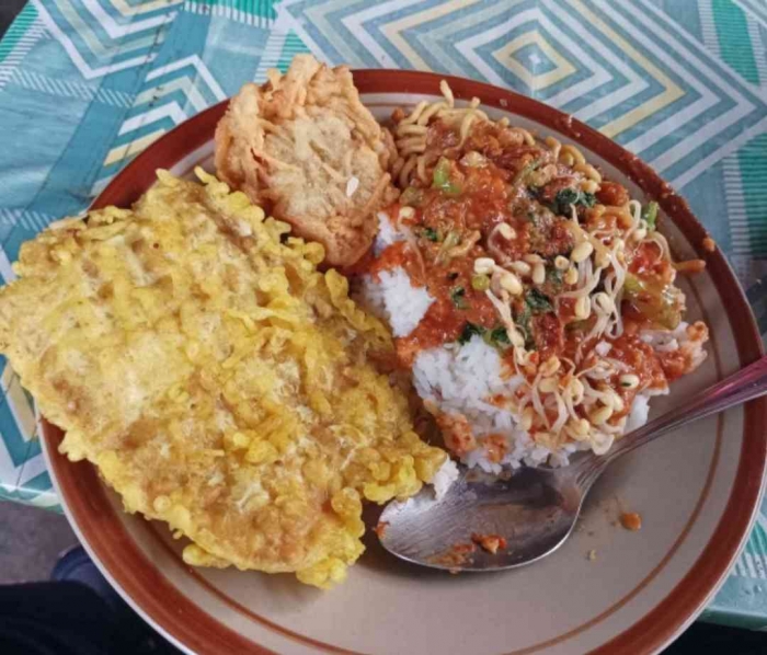 Pecel lamtoro dan biji kacang tholo(Dokumentasi pribadi: Isti Yogiswandani)