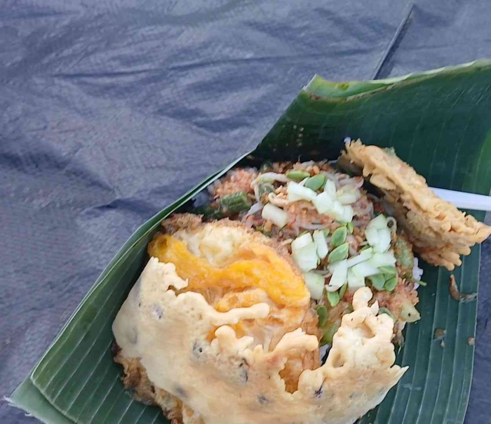 Pecel pincuk. Dasarnya sudah doyan tambah berminat dengan penyajian menarik(Dokumentasi pribadi: Isti Yogiswandani)