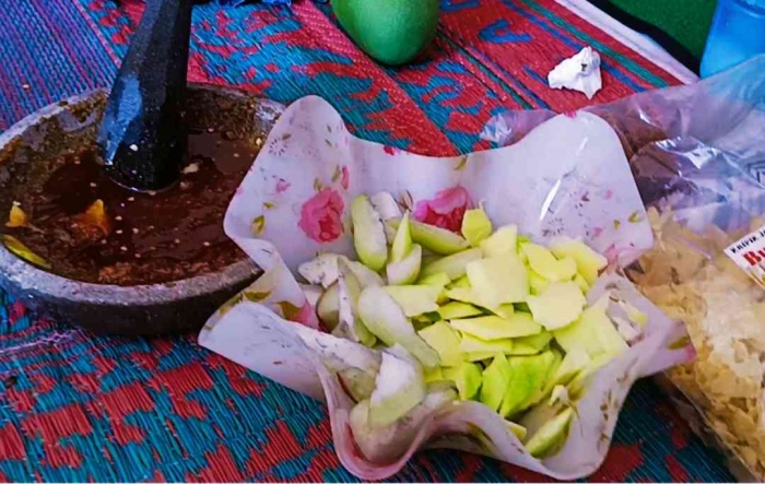 Rujak dulit. Buahnya diiris-iris dan dicolek atau didulit ke bumbunya(Dokumentasi pribadi: Isti Yogiswandani)