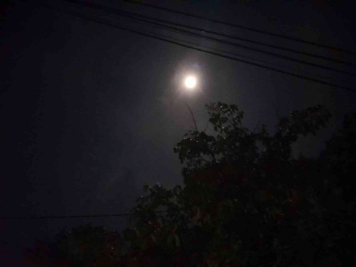 Rembulan di atas rumah kami (dokpri)