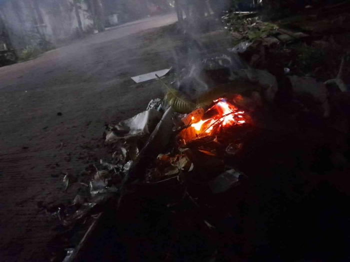 Membakar sampah di tepi jalan (dokumen pribadi)