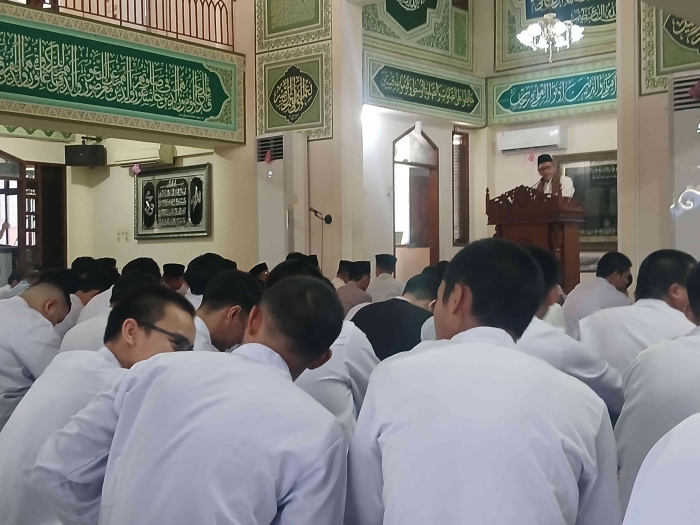 Kegiatan sholat jumat di sma labschool jakarta/dokpri