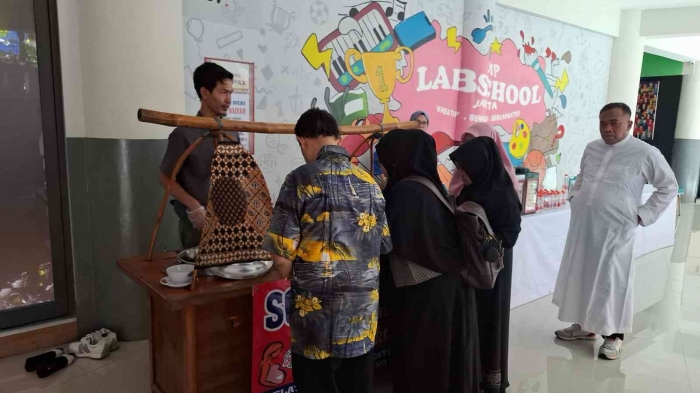 Makan soto di depan halaman masjid Baitul Ilmi labschool Jakarta/dokpri