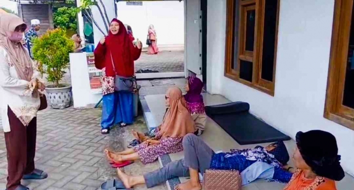 Leyeh-leyeh di rest area (Dokumentasi pribadi: Bu Anies)